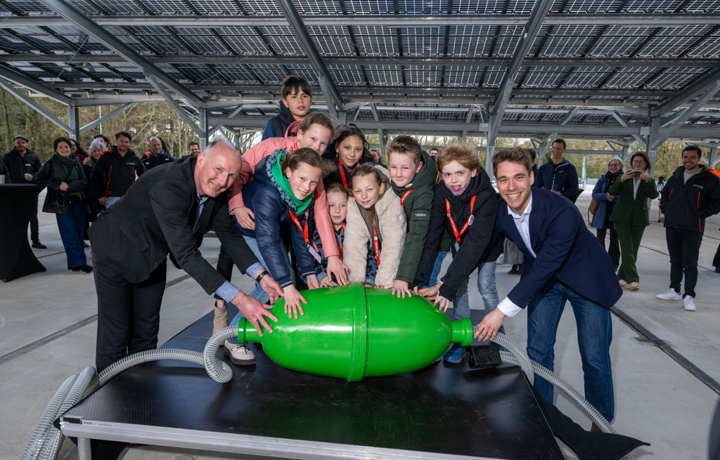 Het Kinderpanel van DierenPark Amersfoort stak symbolisch twee grote, groene stekkers in elkaar waarmee de werking van de zonnecarport is aangek