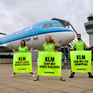 Protest against KLM at Schiphol Airport in AmsterdamGreenpeace activisten protesteren tegen KLM op Schiphol.