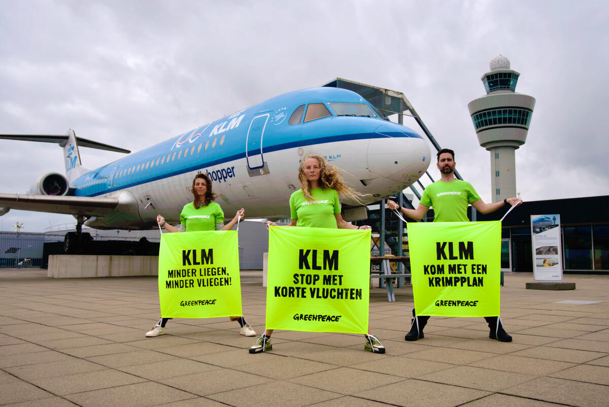 Protest against KLM at Schiphol Airport in AmsterdamGreenpeace activisten protesteren tegen KLM op Schiphol.