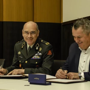 Contractondertekening tussen Motrac en Defensie voor elektrische trucks