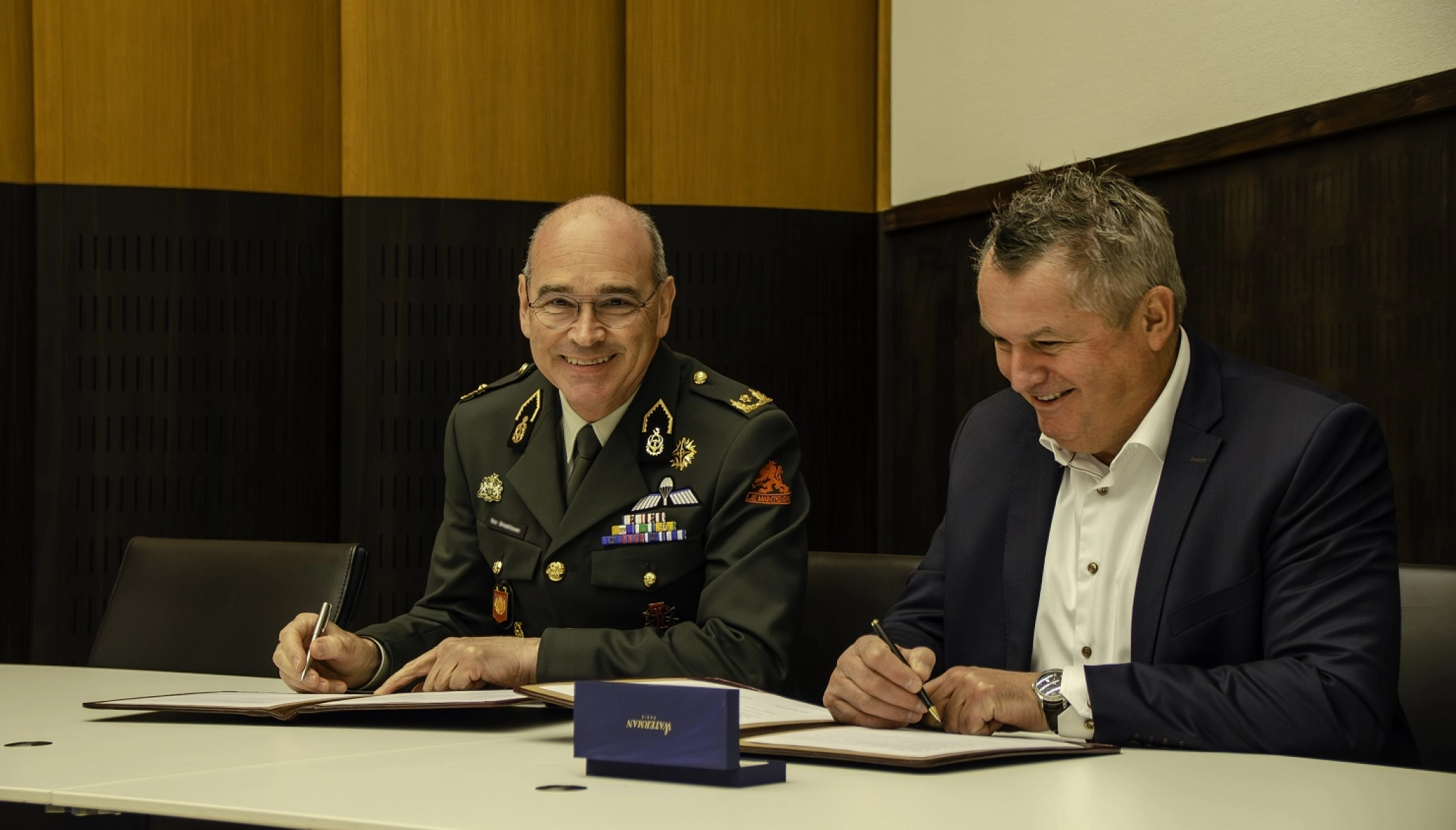 Contractondertekening tussen Motrac en Defensie voor elektrische trucks