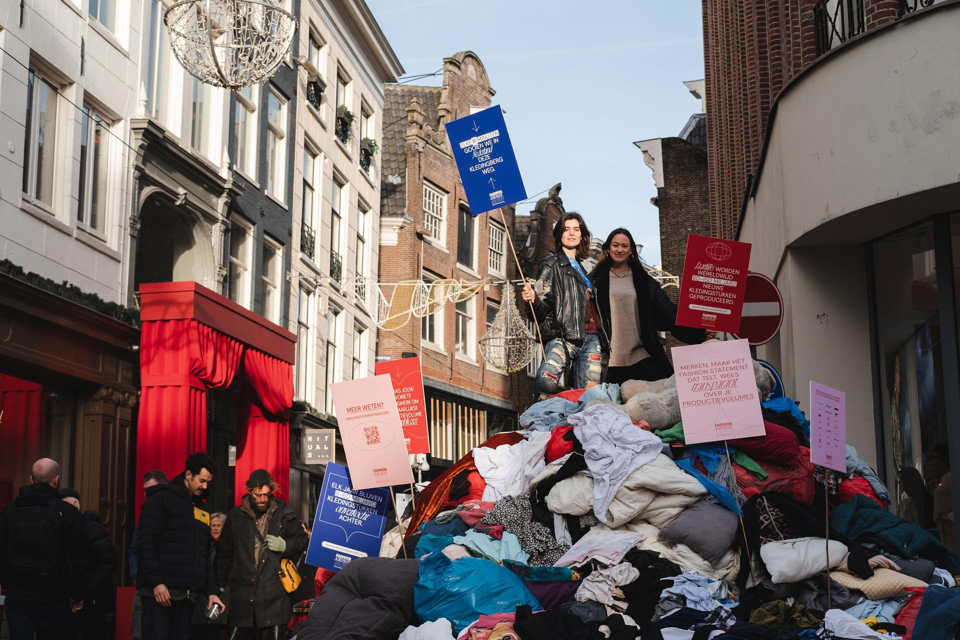 Modeprotest In Kalverstraat Enorme Berg Van Afgedankte Kleding Vraagt Aandacht Voor Onnodige